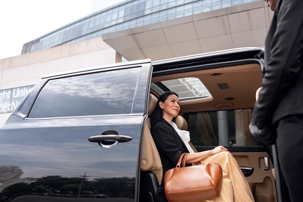 Woman enjoying luxury Seattle airport transportation, Allied Town Car service.