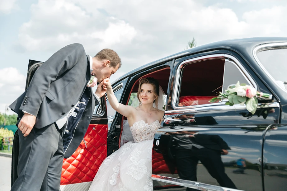 Couple arriving on their wedding day in a luxury car, Seattle wedding transportation by Allied Town Car
